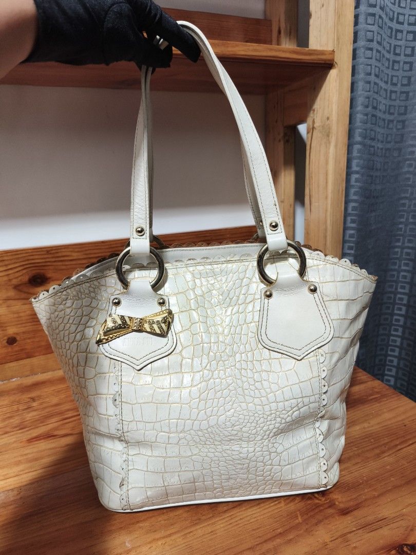 Anna Sui Tote Bag (Category: Tote Bags) located in Baguio. Submitted by queenlyne_vintage_rare_finds (Listing ID 1467244328, Image 2). Description: .