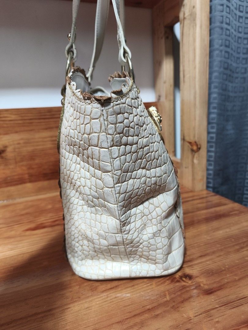 Anna Sui Tote Bag (Category: Tote Bags) located in Baguio. Submitted by queenlyne_vintage_rare_finds (Listing ID 1467244328, Image 3). Description: .