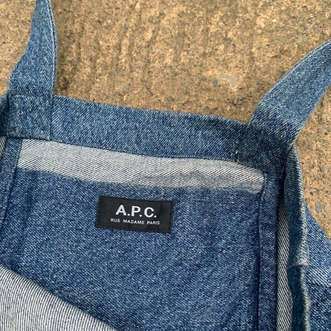 A.P.C. (Category: Tote Bags) located in Cagayan de Oro. Submitted by primo_102098 (Listing ID 1467266459, Image 3). Description: A.P.C. TOTE BAG LONG HANDLE ganda po sobra nito mga ma'am/sir EXCELLENT CONDITION.