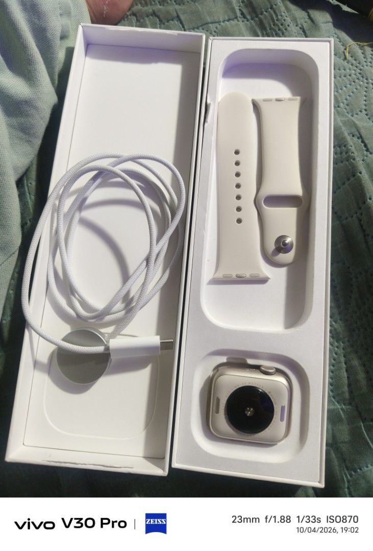 APP WATCH SE 3RD GEN (Category: Wearables & Smart Watches) located in Cabanatuan. Submitted by laizamhar22 (Listing ID 1467248663, Image 2). Description: - Brand/Model: Apple Watch SE (3rd Gen) - Condition: Excellent / NEW - Inclusions: Complete set with original box, magnetic charging cable, and white sport band - Design: Sleek modern display with comfortable silicone strap - Location for meetups: Dr. Paulino J. Garcia Memorial Research and Medi