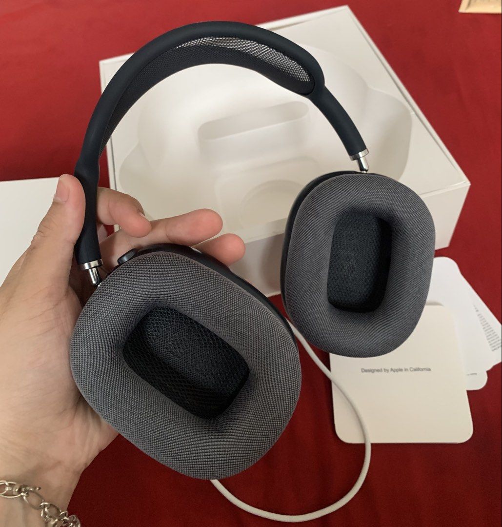 Apple AirPods Max with Smart Case (Category: Headphones & Headsets) located in Manila. Submitted by kaylafavell_ (Listing ID 1467246695, Image 3). Description: Selling my Personal AirPods Max- USB-C AirPods Max (USB-C)- Midnight Bought last May 26,2025 at Power Mac Not used in Very Good Condition (still very clean, no scratches and dents) comes with Box and original Smart Case with original charger selling for 20k only (negotiable) *can give disc