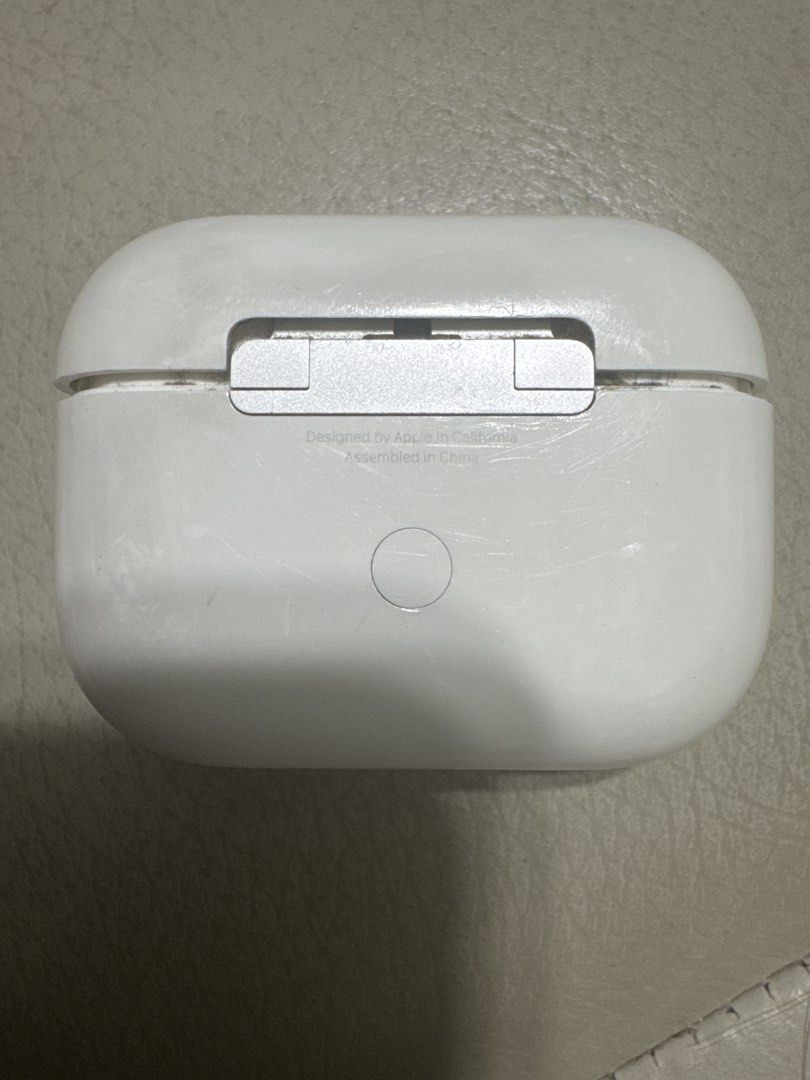 Apple AirPods Pro 1 戰損版 （分類：耳機）位於 Hong Kong。 由 kalab 提交（商品編號 1467305614，圖片 2）。簡介： 外殼膠水失效 用雙面膠紙痴返但有空隙 左耳用通透或降噪間中會有沙沙聲 但唔開mode就正常 電量都ok 聽到三四個鐘。