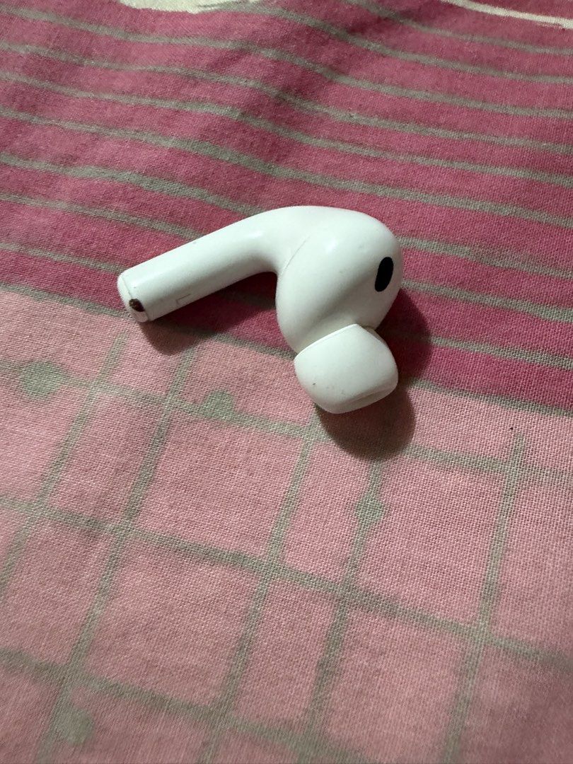 Apple AirPods Pro 3左耳 (A3064) （分類：耳機）位於 Hong Kong。 由 daizhihuih47503 提交（商品編號 1467335267，圖片 2）。簡介： 出售 Apple AirPods Pro 左耳，型號 A3064。行貨正品，序號清晰。淨左耳一隻，換咗新耳膠，運作正常，交收前會清潔乾淨。適合唔見咗左耳或者壞咗嘅朋友買黎配返對。港島區或地鐵沿線交收。。