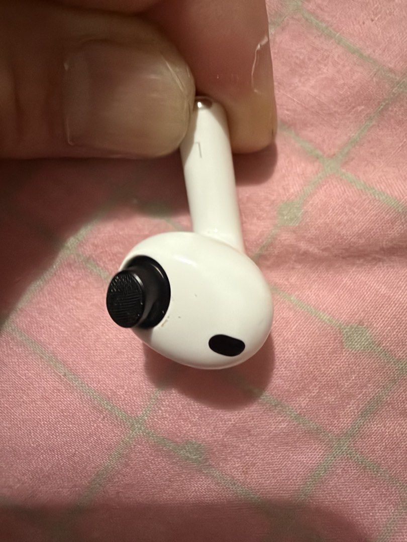Apple AirPods Pro 3左耳 (A3064) （分類：耳機）位於 Hong Kong。 由 daizhihuih47503 提交（商品編號 1467335267，圖片 3）。簡介： 出售 Apple AirPods Pro 左耳，型號 A3064。行貨正品，序號清晰。淨左耳一隻，換咗新耳膠，運作正常，交收前會清潔乾淨。適合唔見咗左耳或者壞咗嘅朋友買黎配返對。港島區或地鐵沿線交收。。