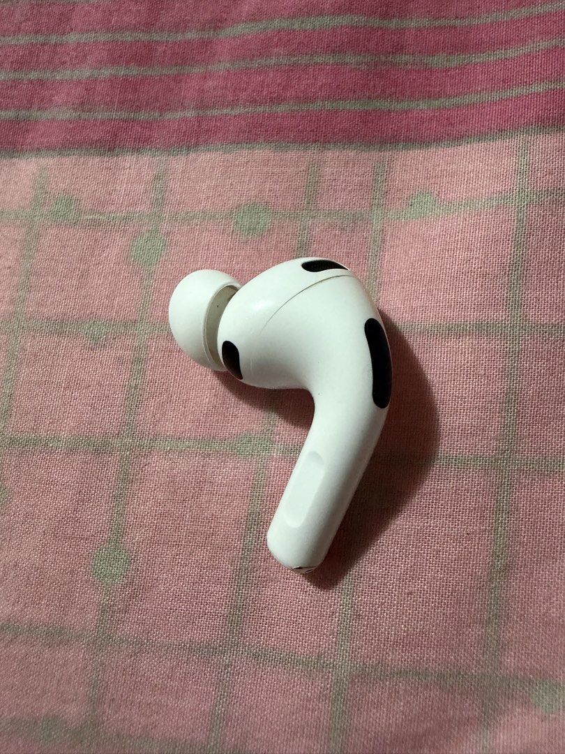 Apple AirPods Pro 3左耳 (A3064) （分類：耳機）位於 Hong Kong。 由 daizhihuih47503 提交（商品編號 1467335267，圖片 1）。簡介： 出售 Apple AirPods Pro 左耳，型號 A3064。行貨正品，序號清晰。淨左耳一隻，換咗新耳膠，運作正常，交收前會清潔乾淨。適合唔見咗左耳或者壞咗嘅朋友買黎配返對。港島區或地鐵沿線交收。。