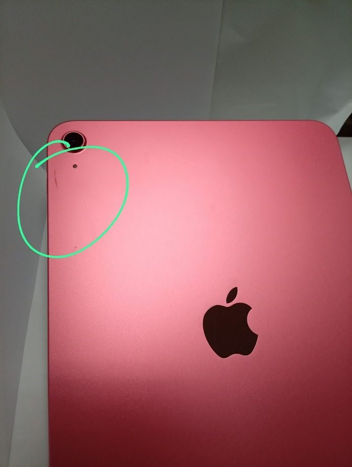 Apple iPad 11-inch,128GB, Wi-Fi 6, 12MP Front/12MP Back Camera, Touch ID US version （分類：平板電腦 - iPad）位於 Hong Kong。 由 wakakahk2019 提交（商品編號 1464525849，圖片 3）。簡介： The ipad has a very small scratch at one corner, as it shows on the picture. 。