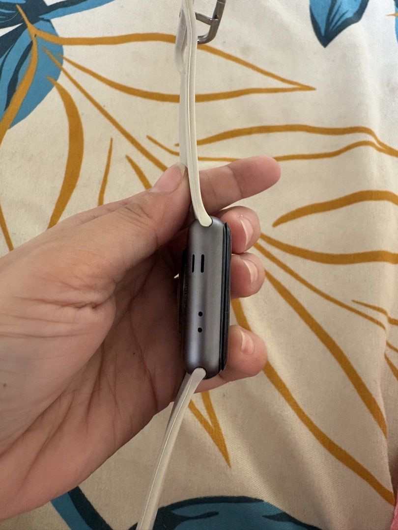 Apple Watch 3 (Category: Wearables & Smart Watches) located in Manila. Submitted by chynnachinita (Listing ID 1467243929, Image 3). Description: Unit only Japan .