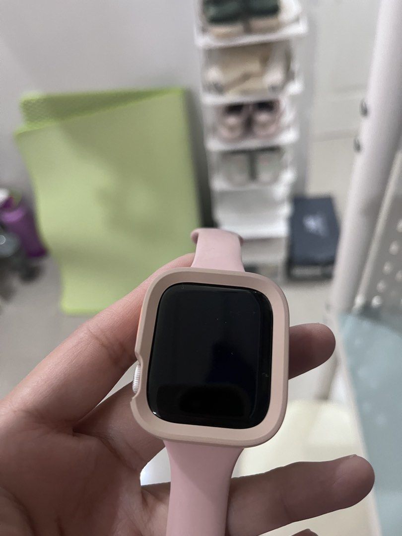 Apple Watch SE Gen 2 (Category: Wearables & Smart Watches) located in Manila. Submitted by coleencastro74 (Listing ID 1467221026, Image 2). Description: FOR SALE APPLE WATCH SE GEN 2 RFS Hindi ganong ginagamit. Phone pa din ang ginagamit pag nag ja-jog.