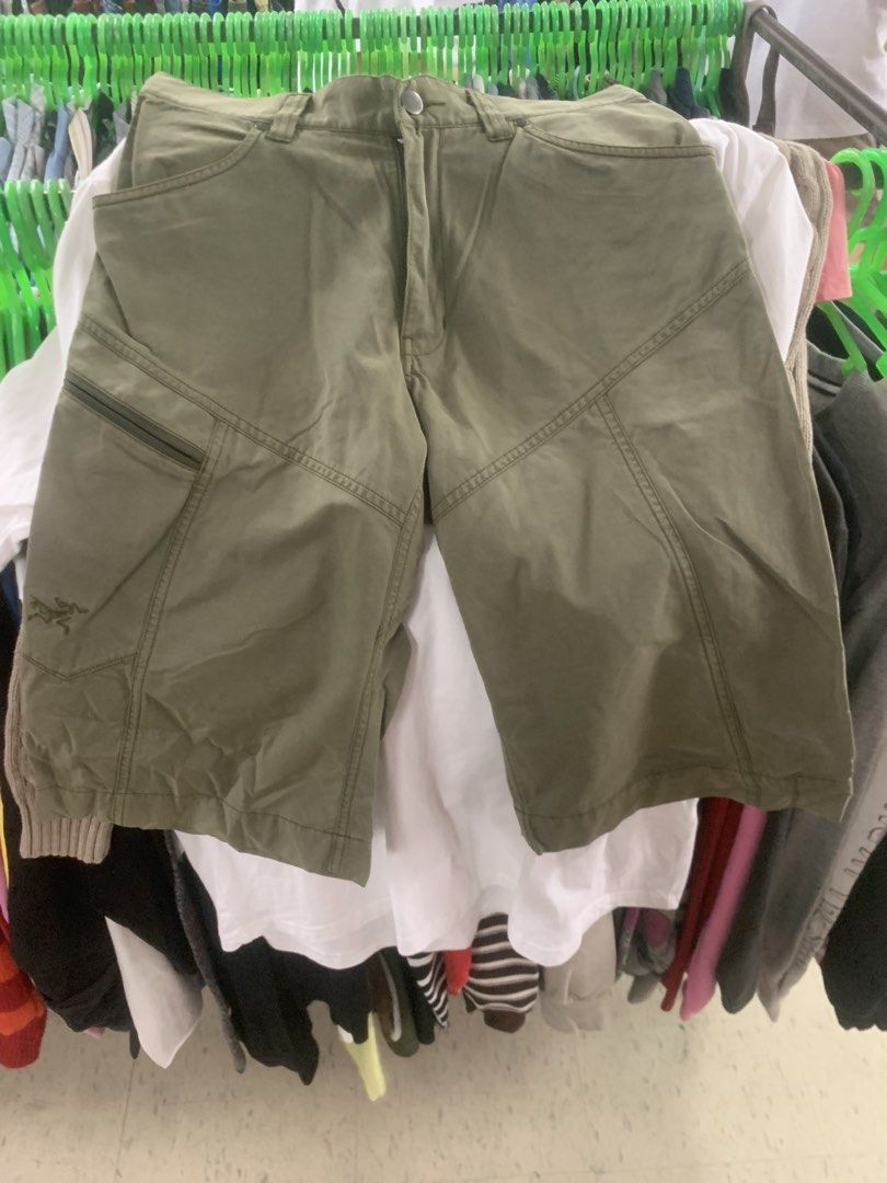 ARC’TERYX CARGO SHORT (VINTAGE) (Category: Shorts) located in Manila. Submitted by scarlett_hope (Listing ID 1467350162, Image 2). Description: Good day! Arcteryx : size 30 Length 23 Leg open 10.8.
