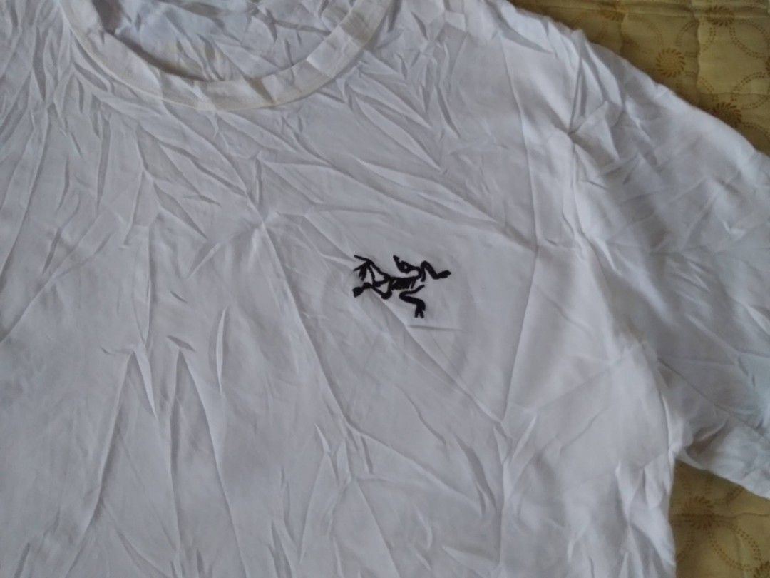 Arc'teryx Cotton T-Shirt White Medium (Category: Tshirts & Polo Shirts ) located in Zamboanga. Submitted by nurbya898048 (Listing ID 1467251191, Image 2). Description: White Arc'teryx Captive Arc'Word t-shirt in men's size large. Made from a blend of 59 percent cotton, 35 percent polyester, and 6 percent elastane. Short sleeves, crew neck, small embroidered bird logo on the chest, small branded tag at the bottom hem. Manufactured in Indonesia. Me