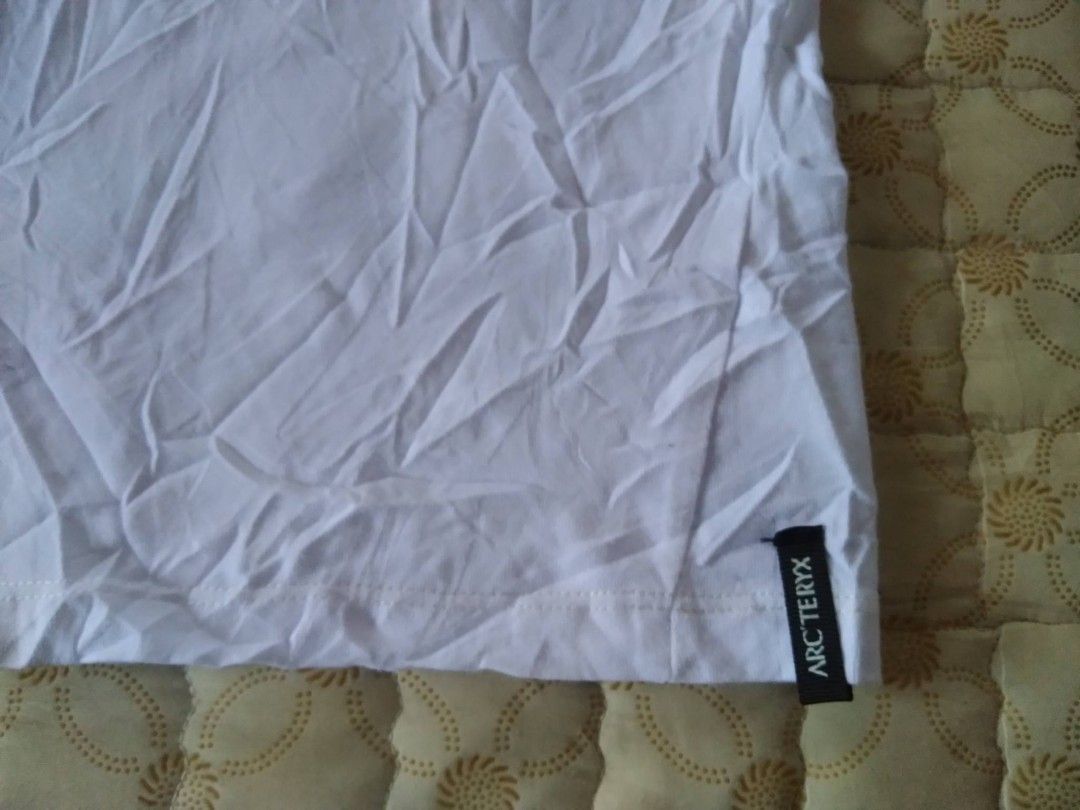 Arc'teryx Cotton T-Shirt White Medium (Category: Tshirts & Polo Shirts ) located in Zamboanga. Submitted by nurbya898048 (Listing ID 1467251191, Image 3). Description: White Arc'teryx Captive Arc'Word t-shirt in men's size large. Made from a blend of 59 percent cotton, 35 percent polyester, and 6 percent elastane. Short sleeves, crew neck, small embroidered bird logo on the chest, small branded tag at the bottom hem. Manufactured in Indonesia. Me