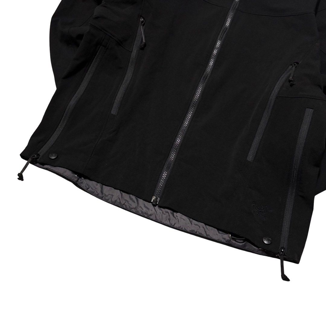 Arc’teryx LEAF Patrol Jacket AR (Category: Coats, Jackets and Outerwear) located in Muntinlupa City. Submitted by rtyfck (Listing ID 1467349206, Image 3). Description: Arc’teryx Patrol Jacket AR Details : •Width/Chest : 21 •Full Length : 25(front)-26(back) •Shoulder : 18 •Sleeve Length : 20.5(repaired/altered) •Hem : 20 •Size : M best fit S •Issue : repaired/altered sleeve length •Condition : Gently Used •₱3,480.