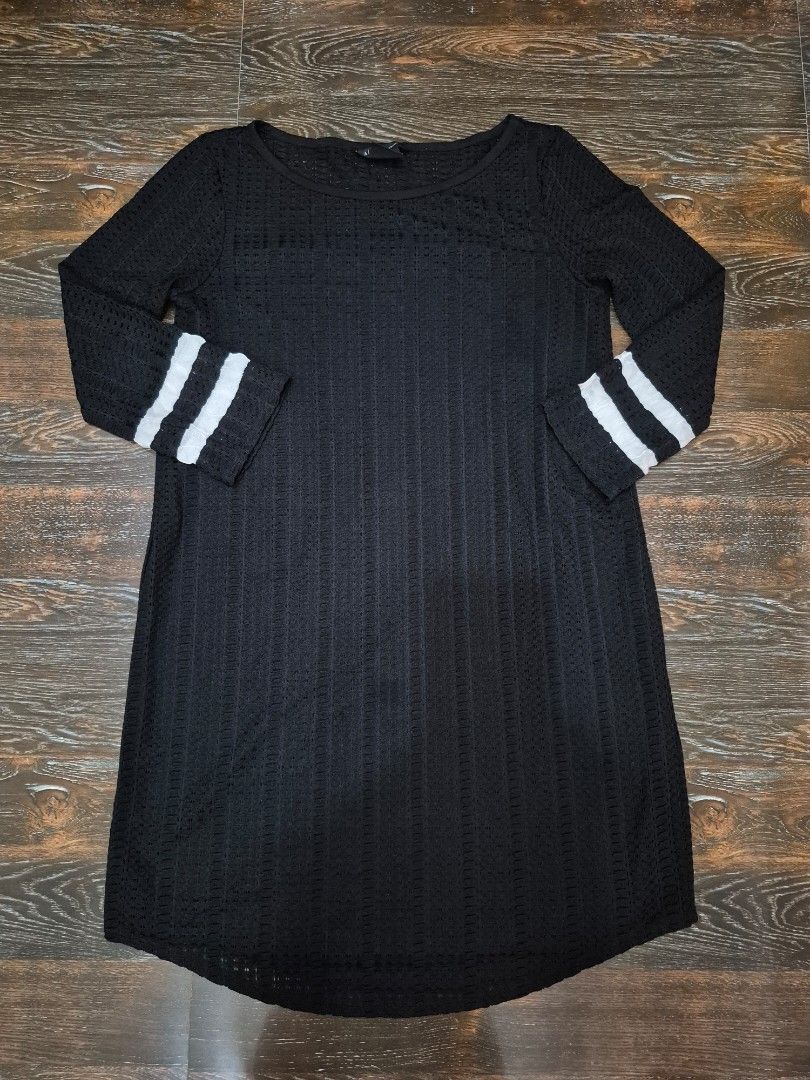 Armani Exchange Black Dress (Category: Luxury Apparel) located in Santa Cruz. Submitted by deenem (Listing ID 1467181125, Image 2). Description: Like New😍👌 No flaws👌 M on Tag Can fit M-L Asian (Measurements laid flat in inches) Bust:17.5 - 19 Armhole:8 Lenght: 31.