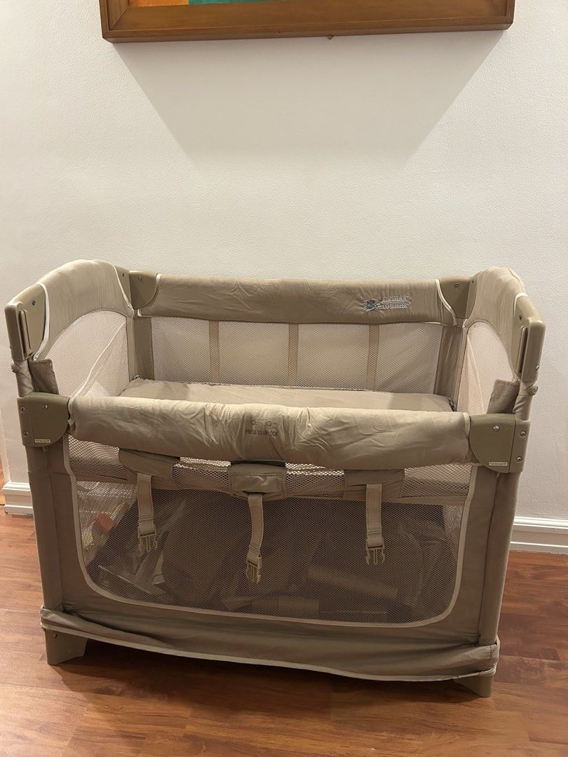 Arm’s Reach Mini Co-Sleeper Bassinet Crib (Category: Cots & Cribs) located in Quezon City. Submitted by jhiabigail (Listing ID 1467173583, Image 1). Description: No damages. Bedding can be removed to wash. RFS: not being used anymore Location: QC.