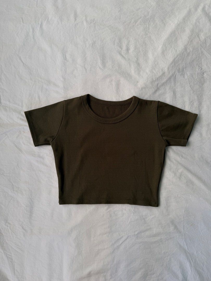 Army green crop top (Category: Others Tops) located in Tarlac. Submitted by el401_ (Listing ID 1467358382, Image 2). Description: Size small.