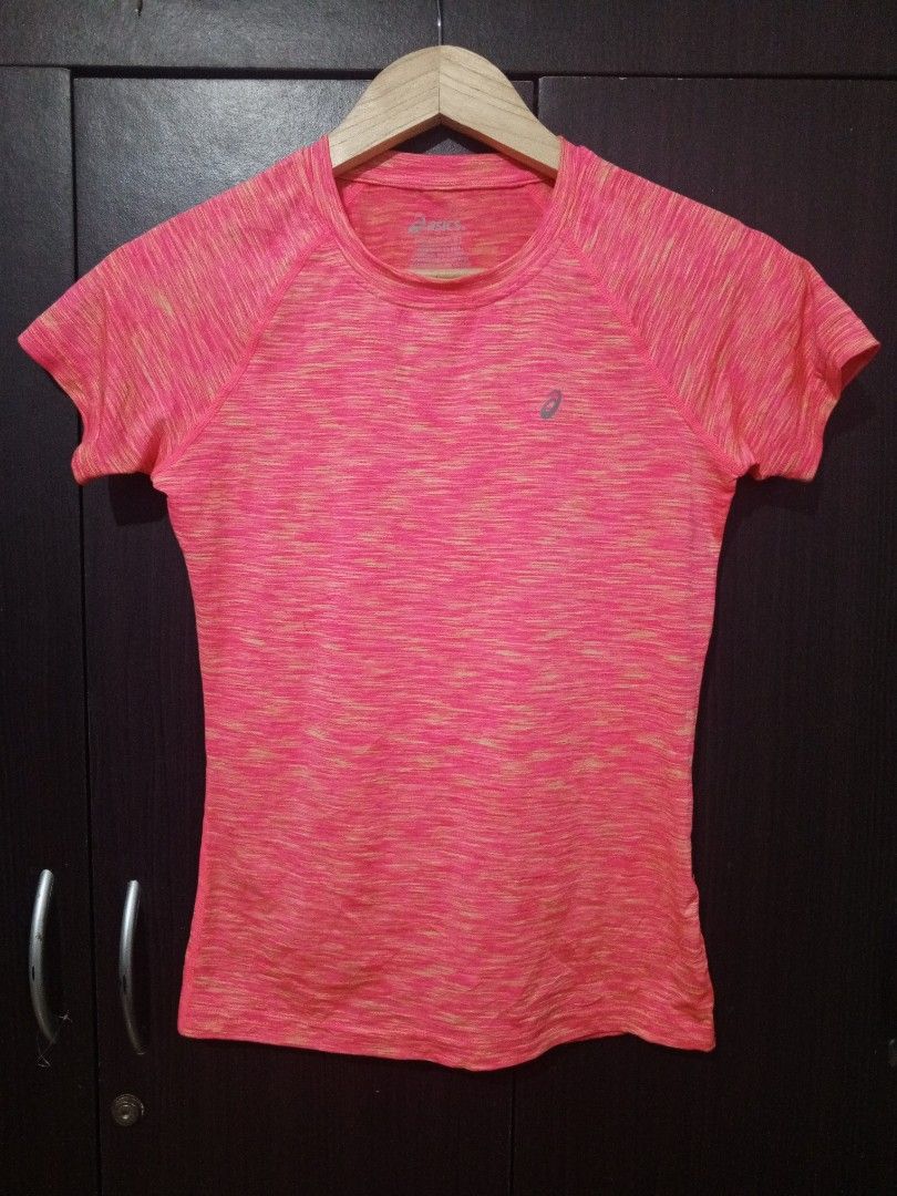 Asics basic logo t shirt (Category: Activewear) located in Santa Maria. Submitted by paulo-garcia21 (Listing ID 1467292454, Image 1). Description: small on tag 13.5 by 22 no flaws excellent.