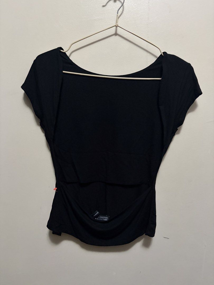 ASOS DESIGN Blackless Sleeve Top (Category: Sleeveless) located in Quezon City. Submitted by j.steffy (Listing ID 1467326795, Image 2). Description: - Brand: ASOS DESIGN - Color: Classic black - Design: Scoop neckline with a dramatic low back - Fit: Stretchy, super comfortable, cropped length - Versatility: Great basic piece for layering or styling on its own - Condition: Excellent / Like new - Meet-ups or shipping available across PH!.