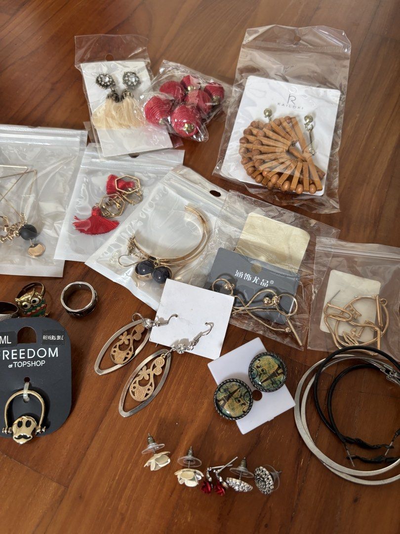Assorted Accessories (Category: Necklaces) located in Singapore. Submitted by shopcolourfoo (Listing ID 1467234591, Image 4). Description: Necklaces, earrings and rings all brand new..