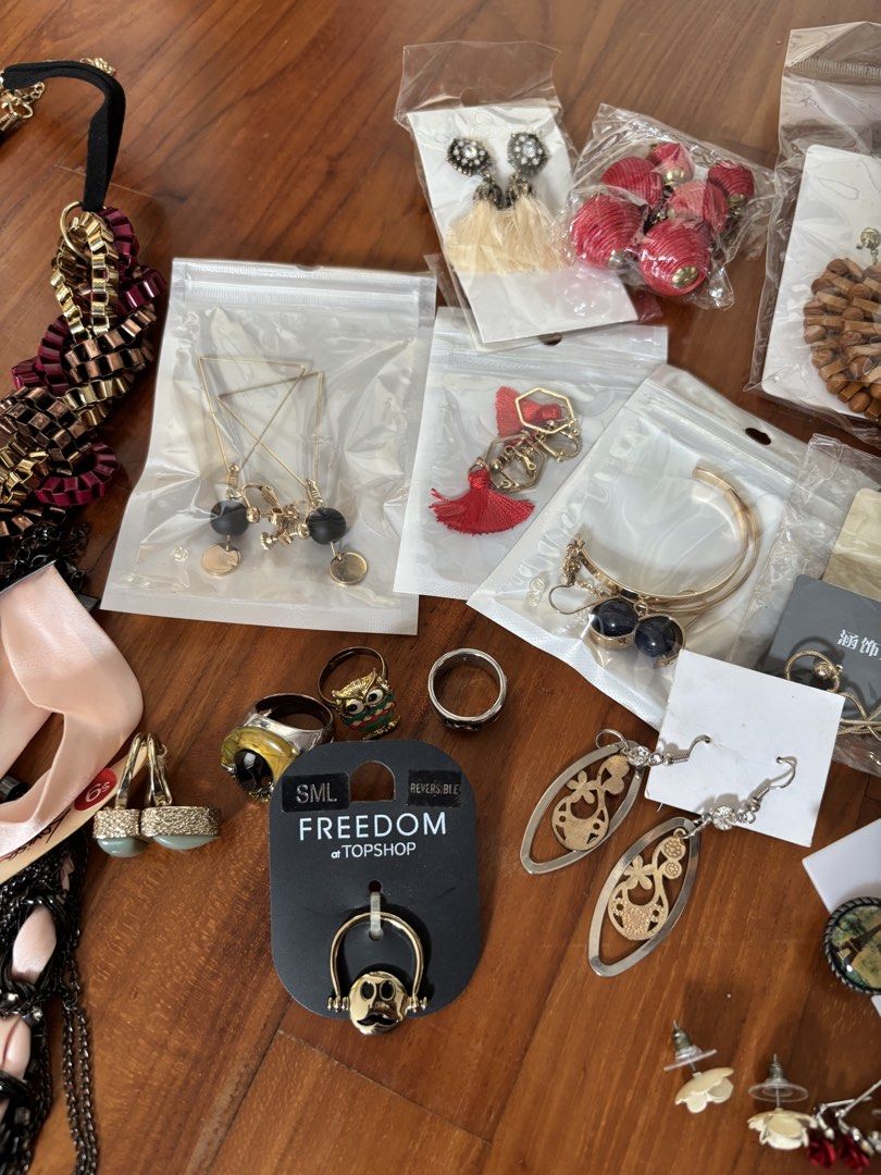 Assorted Accessories (Category: Necklaces) located in Singapore. Submitted by shopcolourfoo (Listing ID 1467234591, Image 3). Description: Necklaces, earrings and rings all brand new..