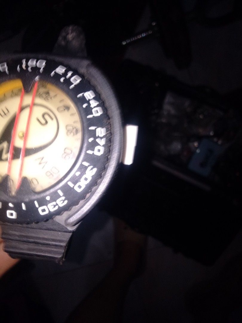 Assorted Vintage sold perbpc Shanghai Diamond Mechanical Stopwatch (Category: Men's Watches) located in Paranaque City. Submitted by dimaguilaa24827 (Listing ID 1467341094, Image 1). Description: - Vintage mechanical stopwatch made by the renowned Shanghai Diamond watch factory - Stylish silver-tone metal case with a classic white dial and striking red markings - Dual dial layout featuring a main seconds hand and a smaller minute subdial - Tradit