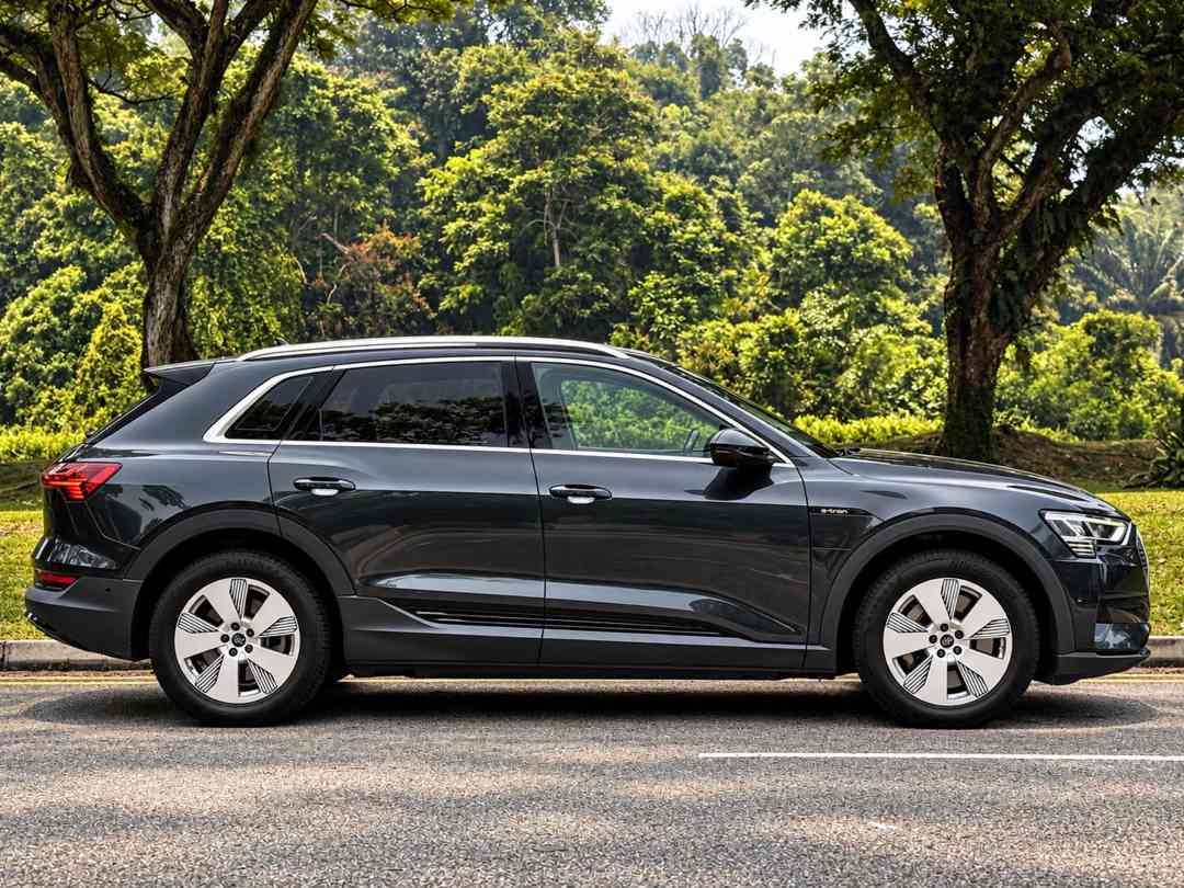 Audi e-tron Electric 50 qu 71 kWh (A) (Category: Used Cars) located in Singapore. Submitted by signaturemotors (Listing ID 1467253147, Image 3). Description: Showroom: 237 ALEXANDRA ROAD 237 Alexandra Road #02-04 Singapore 159929 1 Owner! Full Agent Maintained! Still Under Agent 5-Year Car Warranty & 8-Year EV Battery Warranty From Reg Date. Experience Luxury And Sustainability In The Audi E-Tron SUV. This Electric Powerhouse Combines Style, Perf