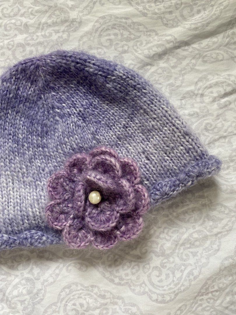 aurora's beanie (Category: Hats & Beanies) located in Minalabac. Submitted by binx.xoxo (Listing ID 1467244292, Image 2). Description: 🧷length: 7 in 🧷width: 10 in 🧷material: mohair 🧷stretchy 🧷handmade.