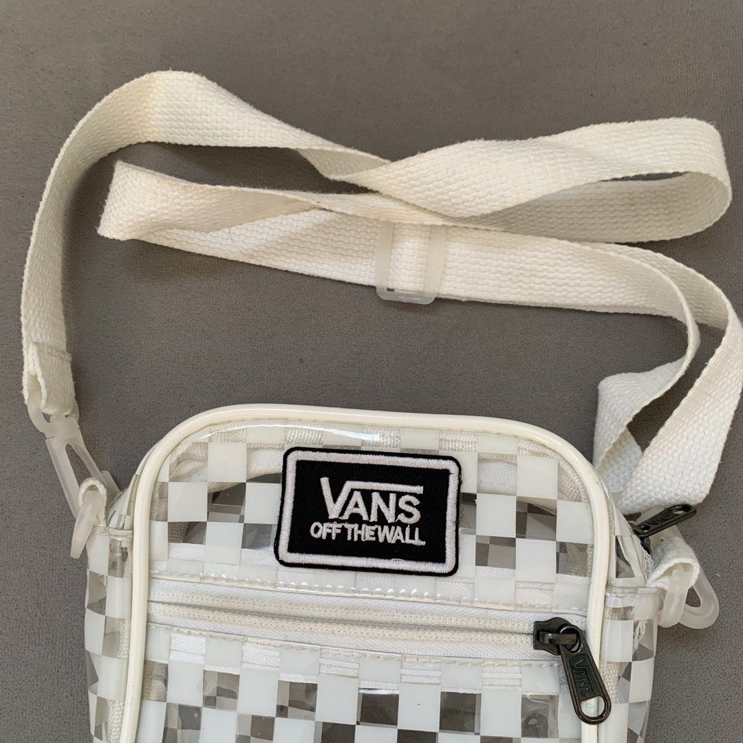 Auth Vans Crossbody bag (Category: Sling Bags) located in Surigao. Submitted by luxxbytm.ph (Listing ID 1467189732, Image 2). Description: No flaws. Excellent condition. .