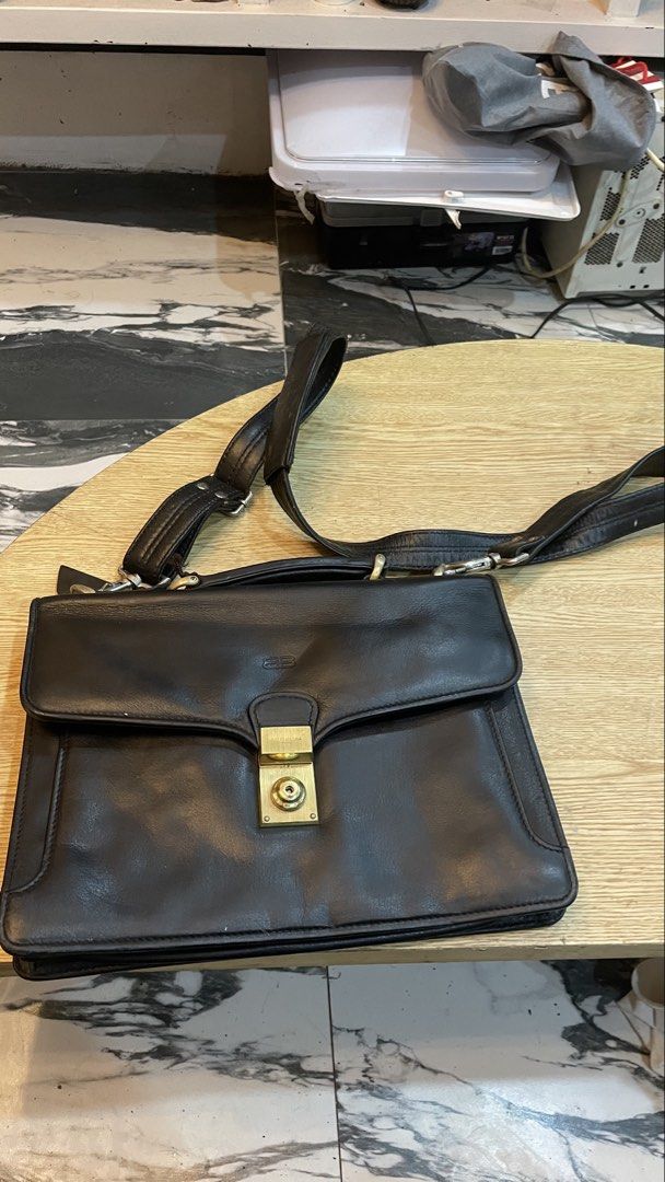 Authentic balenciaga vinatge office bag (Category: Luxury Bags & Wallets) located in Cavite. Submitted by ohmie23 (Listing ID 1467270360, Image 1). Description: Authentic balenciaga vinatge office bag.