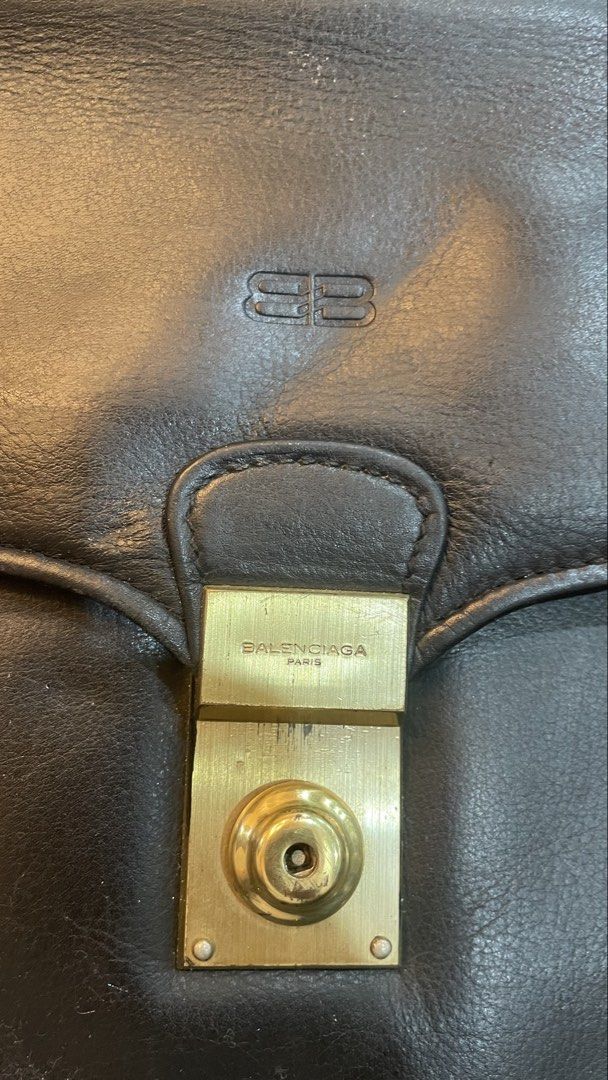 Authentic balenciaga vinatge office bag (Category: Luxury Bags & Wallets) located in Cavite. Submitted by ohmie23 (Listing ID 1467270360, Image 2). Description: Authentic balenciaga vinatge office bag.