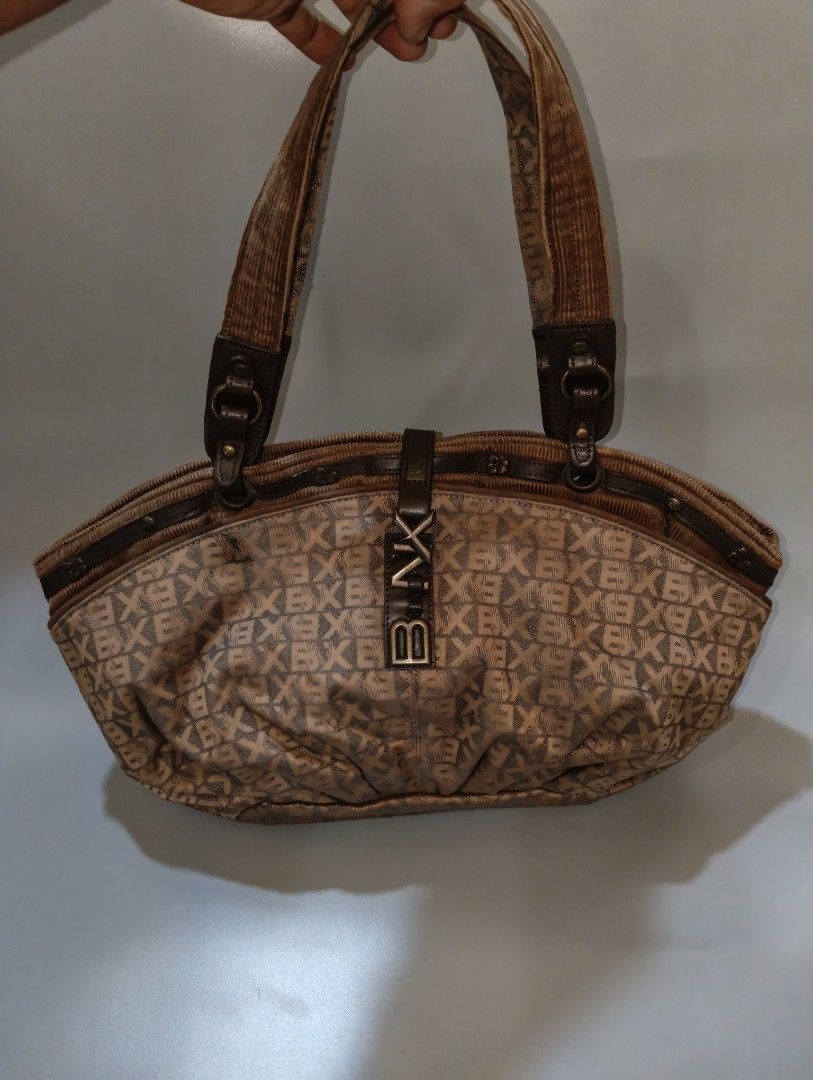 Authentic BNX Bag 🤎 (Category: Tote Bags) located in Cagayan de Oro. Submitted by warmbird-f84aab (Listing ID 1467213810, Image 1). Description: ✅ Original BNX from Korea ✅ Brown monogram design, very timeless ✅ Corduroy material, feels premium ✅ Malinis ang loob, maganda pa ang condition — minor signs of use lang ✅ Spacious — perfect for work, school, or OOTD bag 💰 Price: 550 📍 Mindanao ⚠️ NO RETURN / EXCHANGE 📩 DM me if interested! First to