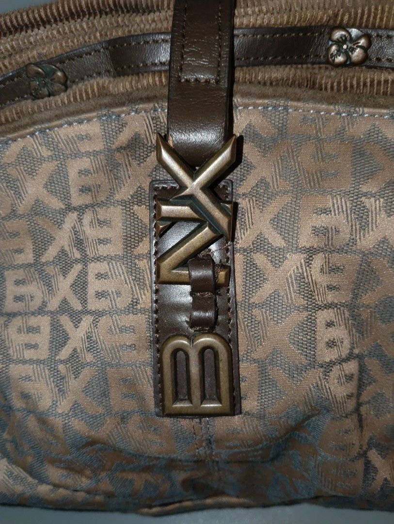 Authentic BNX Bag 🤎 (Category: Tote Bags) located in Cagayan de Oro. Submitted by warmbird-f84aab (Listing ID 1467213810, Image 2). Description: ✅ Original BNX from Korea ✅ Brown monogram design, very timeless ✅ Corduroy material, feels premium ✅ Malinis ang loob, maganda pa ang condition — minor signs of use lang ✅ Spacious — perfect for work, school, or OOTD bag 💰 Price: 550 📍 Mindanao ⚠️ NO RETURN / EXCHANGE 📩 DM me if interested! First to