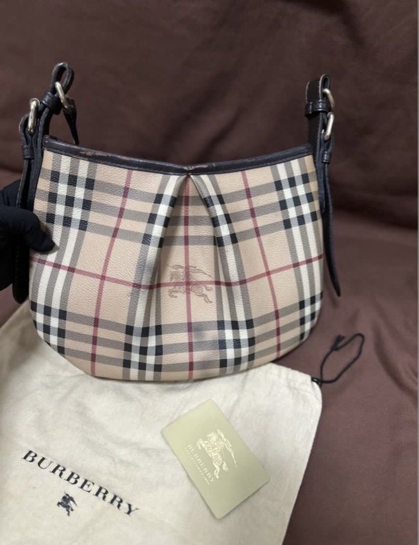 Authentic BURBERRY Sling Bag (Category: Luxury Bags & Wallets) located in Cavite. Submitted by trendydotnet (Listing ID 1467169299, Image 2). Description: READ BELOW! SWIPE➡️ PHOTO DETAILS 🔍ITEM GUARANTEED 💯% AUTHENTIC Authentic BURBERRY Sling Bag - with Dust Bag and Burberry Card - Clean Interior - Zipper pull still intact - No stickiness - Please see photo for bag condition - Bought in Singapore - Not for fussy buyer **Color may vary due to l