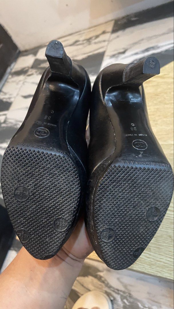 Authentic chanel shoes (Category: Sneakers & Footwear) located in Cavite. Submitted by ohmie23 (Listing ID 1467256300, Image 2). Description: Authentic chanel shoes.