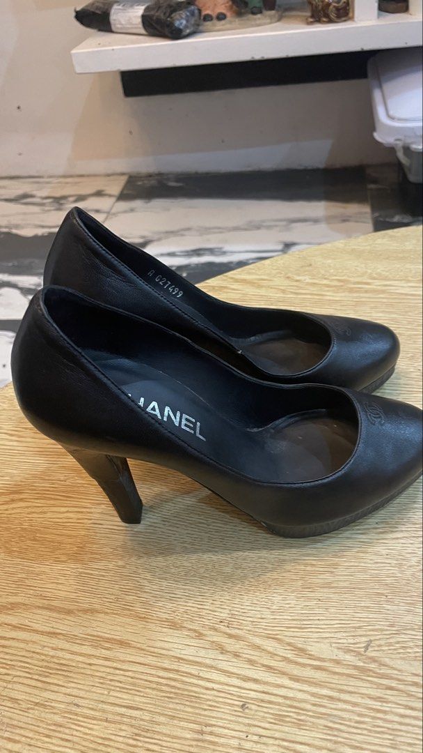 Authentic chanel shoes (Category: Sneakers & Footwear) located in Cavite. Submitted by ohmie23 (Listing ID 1467256300, Image 1). Description: Authentic chanel shoes.