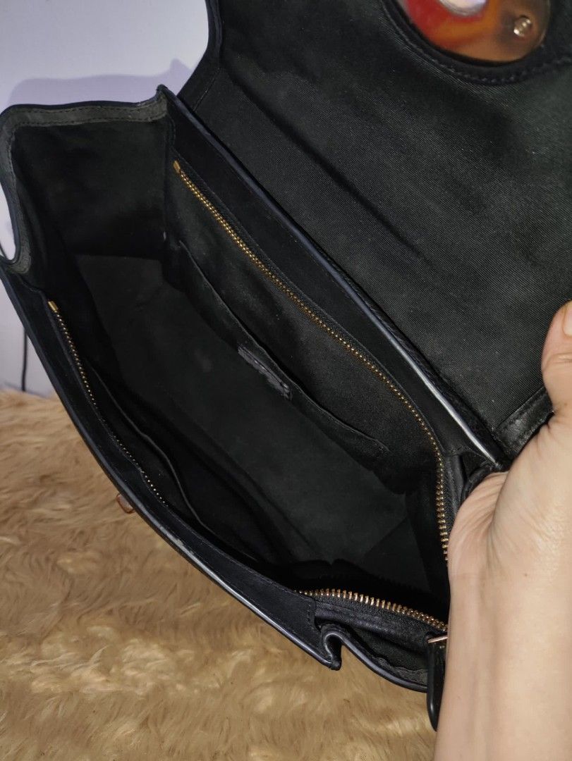Authentic Coach blake carryall leather flap 2 way (Category: Cross-body Bags) located in Rizal. Submitted by hsiri1128 (Listing ID 1467202347, Image 3). Description: 💯✔️Legit CONDITION : 8/10 ISSUE / FLAWS : my slight discoloration sa front lock and peel off inside. the rest flawless MATERIAL : Genuine leather w/ gold hardwares DETAILS : Medium size, fit ipad and folding umbrella.vno visible rubs/bakbak. adjustable strap. very black pa in actual