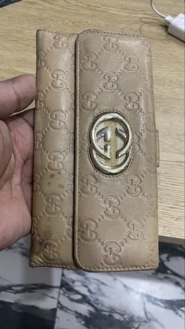 Authentic gucci long wallet (Category: Luxury Bags & Wallets) located in Cavite. Submitted by ohmie23 (Listing ID 1467275231, Image 1). Description: Authentic gucci long wallet.