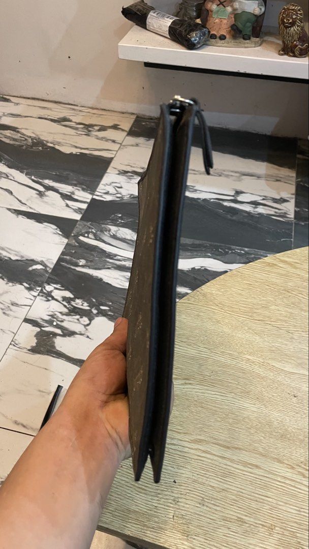 Authentic gucci supreme clutch bag (Category: Luxury Bags & Wallets) located in Cavite. Submitted by ohmie23 (Listing ID 1467268769, Image 2). Description: Authentic gucci supreme clutch bag Missing strap and minor fade on top.