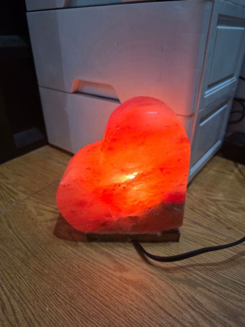 Authentic Himalayan Salt Lamp (Category: Other Home Decor) located in Quezon City. Submitted by everytinishere (Listing ID 1467271682, Image 1). Description: 100% Authentic rfs: not using anymore.