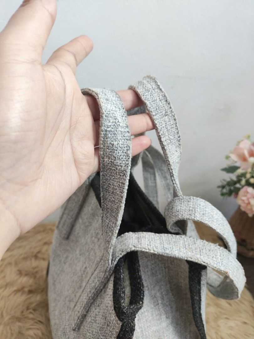 Authentic Joy Gryson unisex shoppers tote bag (Category: Tote Bags) located in Rizal. Submitted by hsiri1128 (Listing ID 1467168166, Image 3). Description: 💯✔️Legit CONDITION : 8.5/10 ISSUE / FLAWS : Needs minimal cleaning MATERIAL : Thick canvas, parang marhen J ang material DETAILS : Medium size, spacious inside. stand alone with stabilizer. fit ipad and folding umbrella.