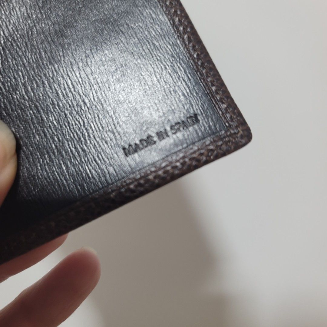 AUTHENTIC Loewe Brown Leather 6-Hook Key Case (Category: Luxury Bags & Wallets) located in Pasig City. Submitted by bunny.bella (Listing ID 1467251965, Image 3). Description: - 100% Authentic Loewe brown leather key case - Elegant gold-tone hardware with iconic embossed Anagram logo - 6 interior key hooks with a secure snap closure - Stamped with Loewe 1846 and Made in Spain on the interior - Compact design, perfect for pocket or bag carry - Come