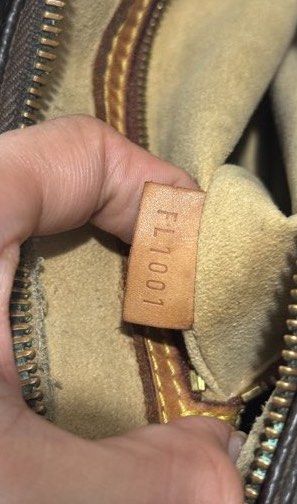 AUTHENTIC LOUIS VUITTON LOOPING MM BAG PROJECT LV (Category: Luxury Bags & Wallets) located in Daraga. Submitted by jasmor (Listing ID 1467309492, Image 3). Description: 🎀AUTHENTIC; personal bag -- nastock lang po :( 🎀working zipper 🎀metal hardwares needs polishing 🎀sign of use sa leather handle 🎀faded monogram print, can be repainted/restored If di maselan, pwede pa tong personal bag then saka nalang ipa restore if magka time kayo 🥹🙏🏻 RF