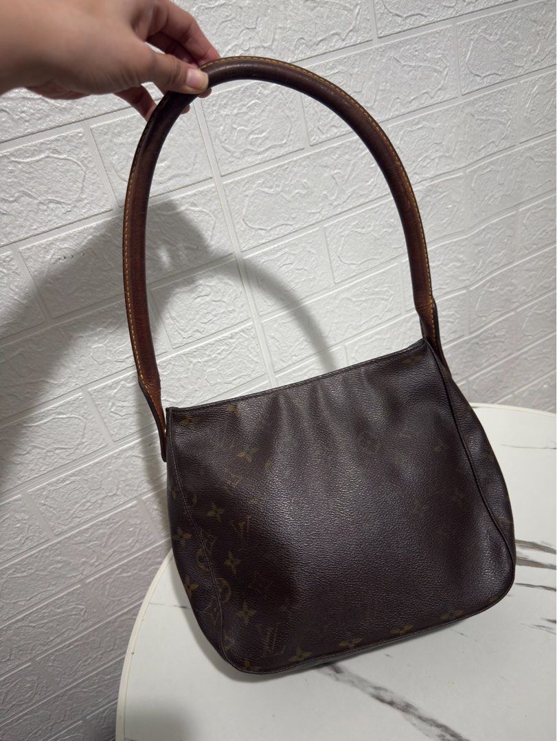AUTHENTIC LOUIS VUITTON LOOPING MM BAG PROJECT LV (Category: Luxury Bags & Wallets) located in Daraga. Submitted by jasmor (Listing ID 1467309492, Image 1). Description: 🎀AUTHENTIC; personal bag -- nastock lang po :( 🎀working zipper 🎀metal hardwares needs polishing 🎀sign of use sa leather handle 🎀faded monogram print, can be repainted/restored If di maselan, pwede pa tong personal bag then saka nalang ipa restore if magka time kayo 🥹🙏🏻 RF