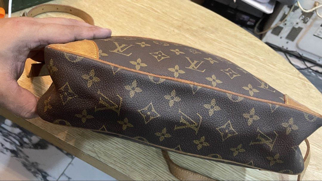 Authentic lv reporter (Category: Luxury Bags & Wallets) located in Cavite. Submitted by ohmie23 (Listing ID 1467300333, Image 3). Description: Authentic lv reporter.