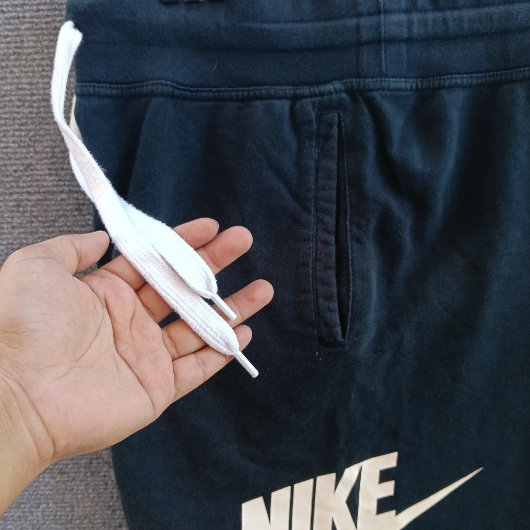 Authentic Nike Alumni short size XL 32-36 (Category: Shorts) located in Puerto Princesa. Submitted by ukay_spot (Listing ID 1467302595, Image 3). Description: 8/10 color rate Sign of usage, Goods for PSG No issue sa print, Crispy Goods garter hindi loose, May lace Walang pinholes or holes Tape measure ~ 32" waist 21" Length 13" Leg open.