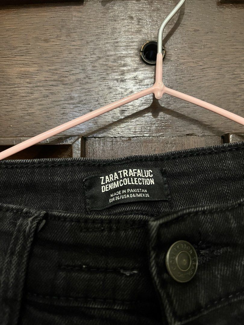 Authentic Zara Trafaluc Denim (Category: Jeans) located in Makati City. Submitted by yoursecondbest (Listing ID 1467253407, Image 2). Description: Vintage black. Fits 26-28 waist. Stretchy..