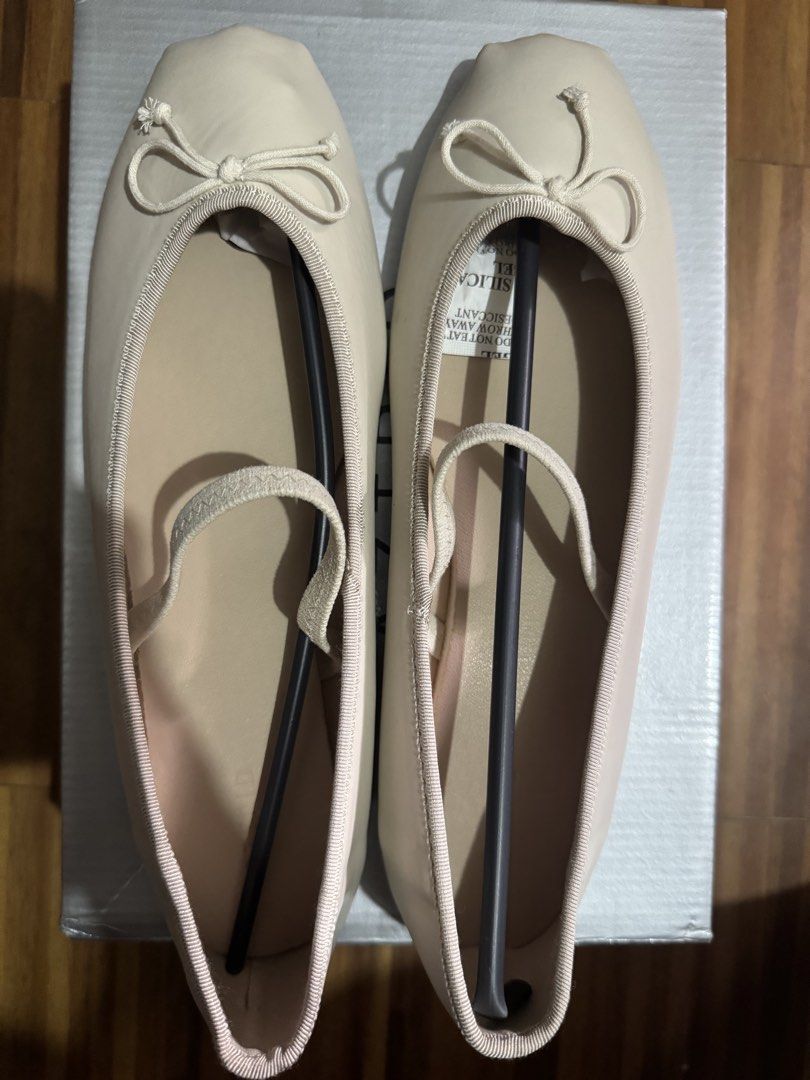 Aztrid flats shoes (Category: Flats & Sandals) located in Pateros City. Submitted by prlvdshn (Listing ID 1467174579, Image 3). Description: 1200 for 2 shoes na🧚🏼‍♂️ Size 39-40 for both shoes All good condition yung beige flats never been used and black once used only Nego for sure buyer Delivery/pickup only direct j&t or book via lalamove Pasig city location Gcash/Paymaya/Bank tf.