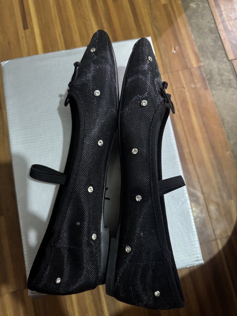 Aztrid flats shoes (Category: Flats & Sandals) located in Pateros City. Submitted by prlvdshn (Listing ID 1467174579, Image 2). Description: 1200 for 2 shoes na🧚🏼‍♂️ Size 39-40 for both shoes All good condition yung beige flats never been used and black once used only Nego for sure buyer Delivery/pickup only direct j&t or book via lalamove Pasig city location Gcash/Paymaya/Bank tf.