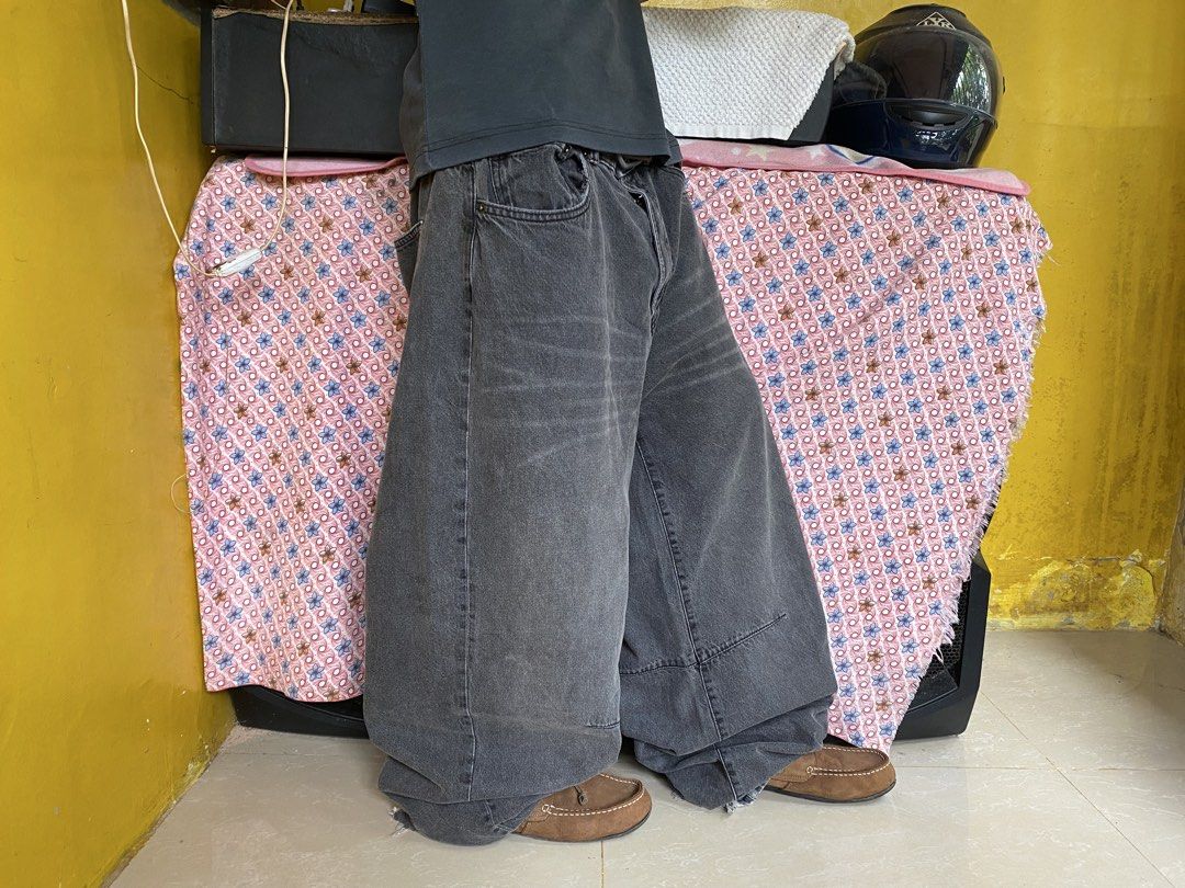 BAGGY JEANS (Category: Jeans) located in Davao. Submitted by giegarments (Listing ID 1467295555, Image 1). Description: Brand:NEOSARTIC BARREL BLACK WASH BAGGY PANTS😛 DIMENSIONS/INCHES📏 w:37(below have lace) L:41 T:14 H:10 -hard -thick -heavy -issue:heel bites(check comsec) -Asnew condition -9.8/10 color rate -not visible yung issue kapag sinuut -solid fittings -good for psg Price:450+shipping fee(automatically yours) Model height reference 5’5