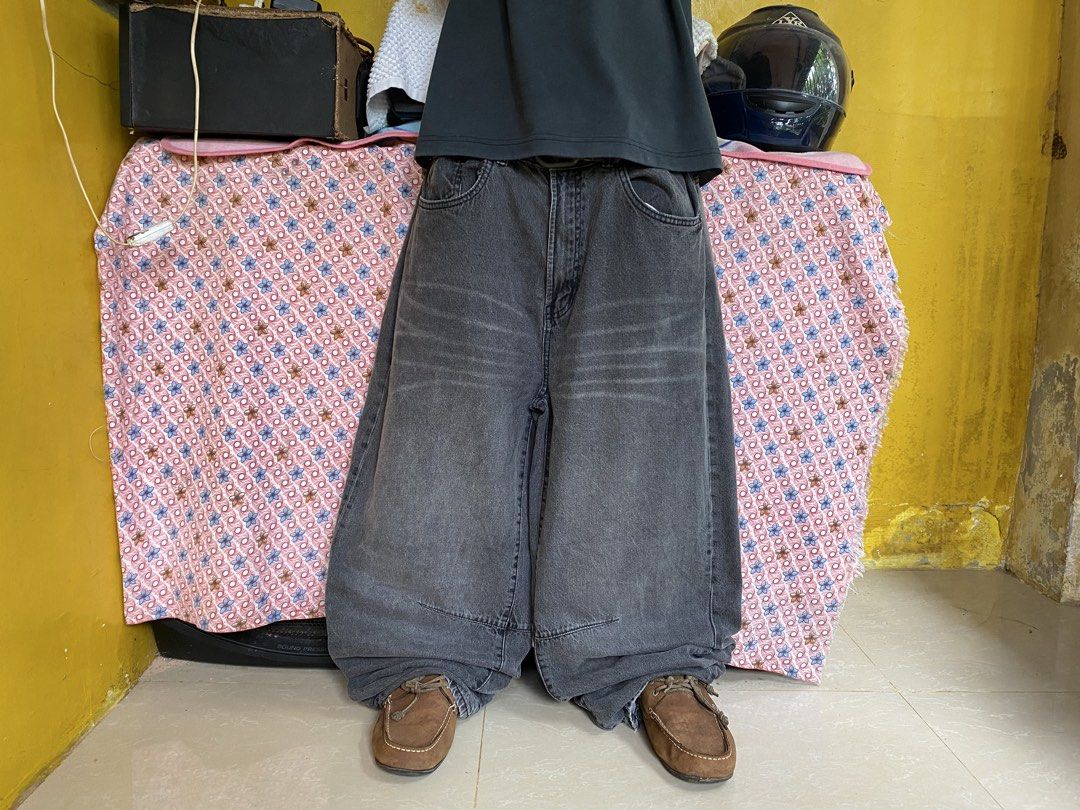 BAGGY JEANS (Category: Jeans) located in Davao. Submitted by giegarments (Listing ID 1467295555, Image 2). Description: Brand:NEOSARTIC BARREL BLACK WASH BAGGY PANTS😛 DIMENSIONS/INCHES📏 w:37(below have lace) L:41 T:14 H:10 -hard -thick -heavy -issue:heel bites(check comsec) -Asnew condition -9.8/10 color rate -not visible yung issue kapag sinuut -solid fittings -good for psg Price:450+shipping fee(automatically yours) Model height reference 5’5