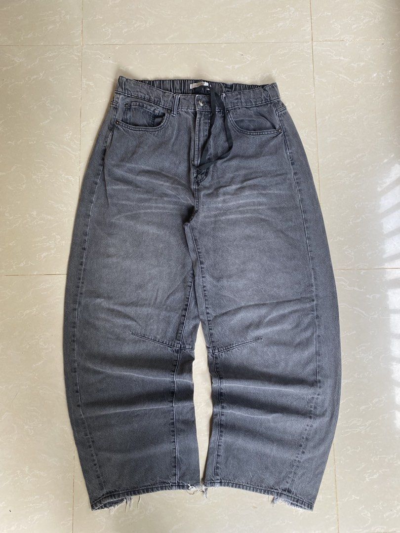 BAGGY JEANS (Category: Jeans) located in Davao. Submitted by giegarments (Listing ID 1467295555, Image 3). Description: Brand:NEOSARTIC BARREL BLACK WASH BAGGY PANTS😛 DIMENSIONS/INCHES📏 w:37(below have lace) L:41 T:14 H:10 -hard -thick -heavy -issue:heel bites(check comsec) -Asnew condition -9.8/10 color rate -not visible yung issue kapag sinuut -solid fittings -good for psg Price:450+shipping fee(automatically yours) Model height reference 5’5